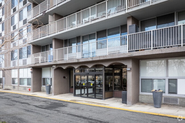Entrada - 1350 Fifteenth Street