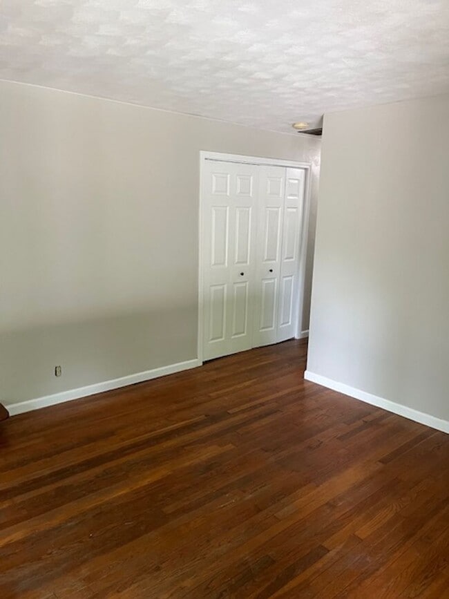 Building Photo - 3 bedroom, 1 bath Home: Located in Ellettsville! REDUCED PRICE!