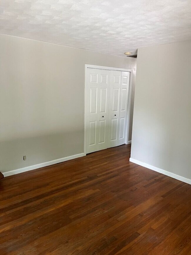 Foto del edificio - 3 bedroom, 1 bath Home: Located in Ellettsville! REDUCED PRICE!