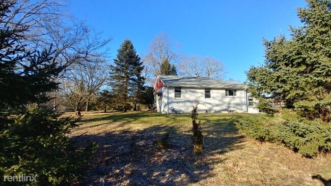 Foto del edificio - 3 br, 1 bath House - 28 YellowBrook Road