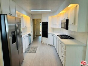 Building Photo - 406 S Paseo Laredo
