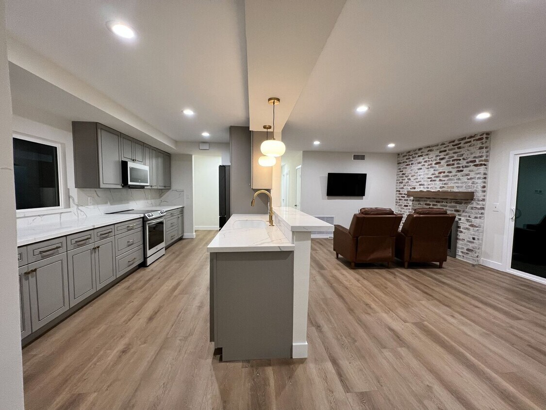 Foto del edificio - Charming ranch-style home located in a wonderful Tustin neighborhood