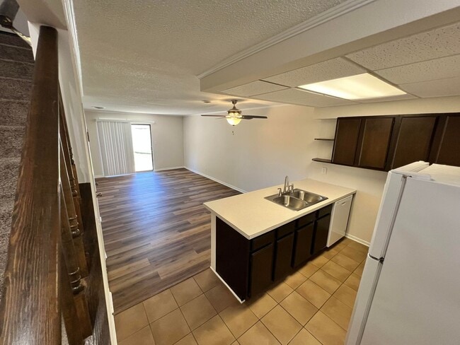 Building Photo - UPDATED AND CLEAN UNFURNISHED CONDO