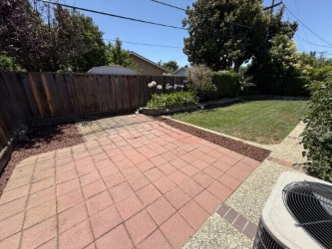 Foto del edificio - Single level 4 Bedroom home Near Downtown Campbell...pets ok and available now!