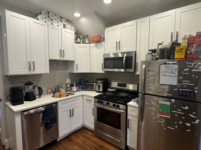 Building Photo - Great 4 bedroom w/ 2 full bathrooms - Northeastern