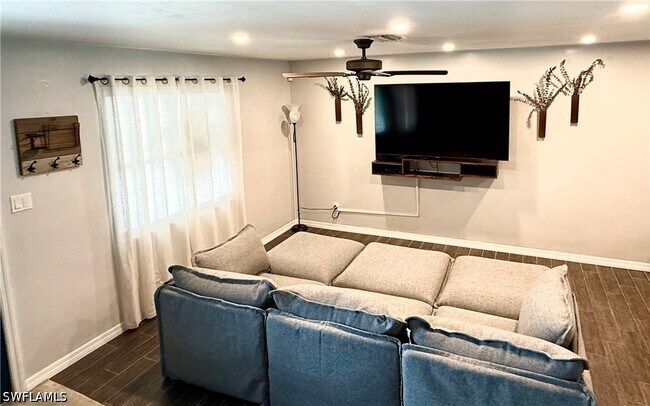 Foto del edificio - 235 Cypress Way W