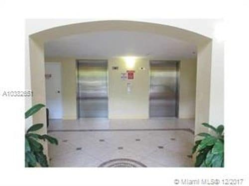 Building Photo - 9300 Fontainebleau Blvd
