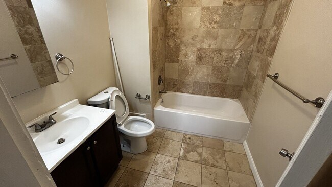 Foto del edificio - Free remainder of June rent! Available now...