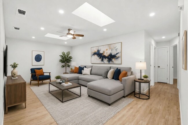 Building Photo - Stunning Remodeled 3BR Duplex in Oviedo with Modern Upgrades