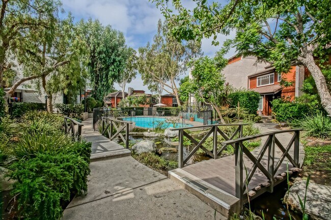 Foto del edificio - SPACIOUS, 2-STORY, 3BR2.5BA LAKESIDE CONDO...
