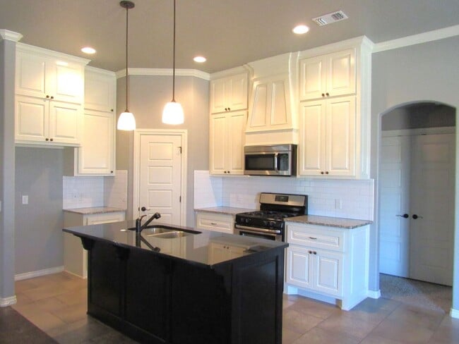 Building Photo - Edmond's Oasis: Immaculate Home with Centr...