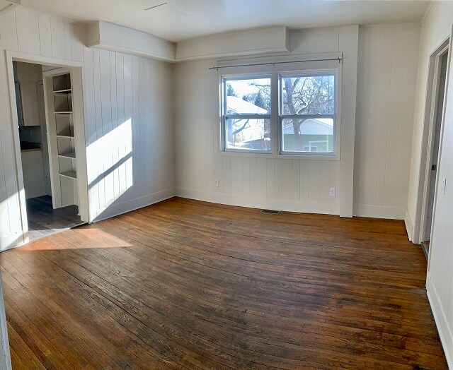 Building Photo - 812 2nd Ave NE