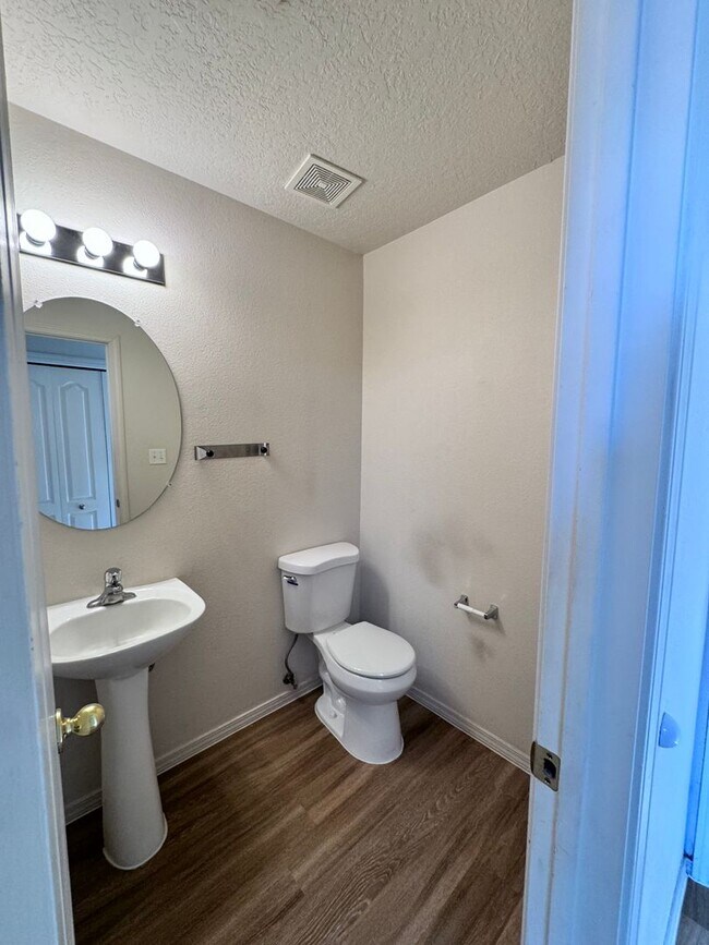 Foto del edificio - MOVE IN SPECIAL! 1/2 off 2nd months rent!  3 bed 2 bath 2300 sq ft home-New Carpet