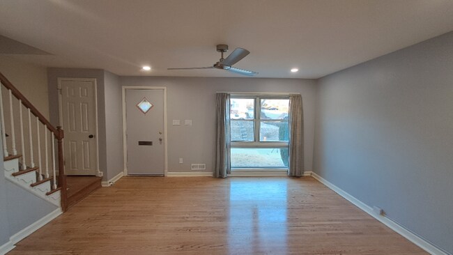 Building Photo - 855 Reverdy Rd