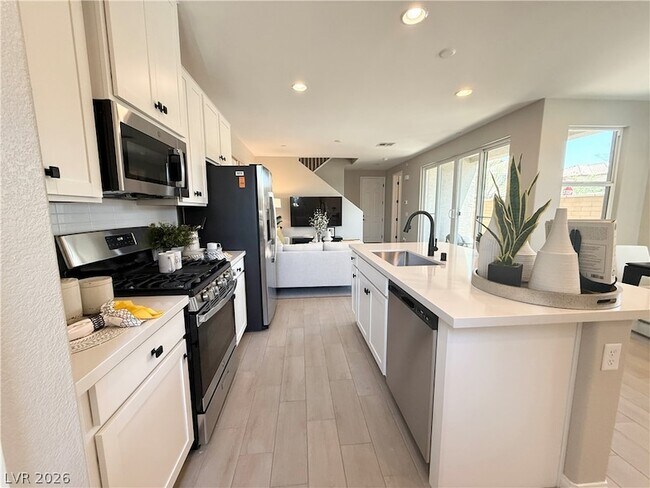 Foto del edificio - 916 Cottonwood Hl Pl