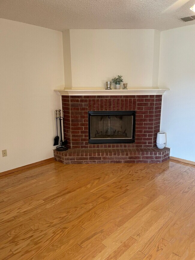 Foto del edificio - Cute 2 bed/2 bath/2 car garage in a great ...