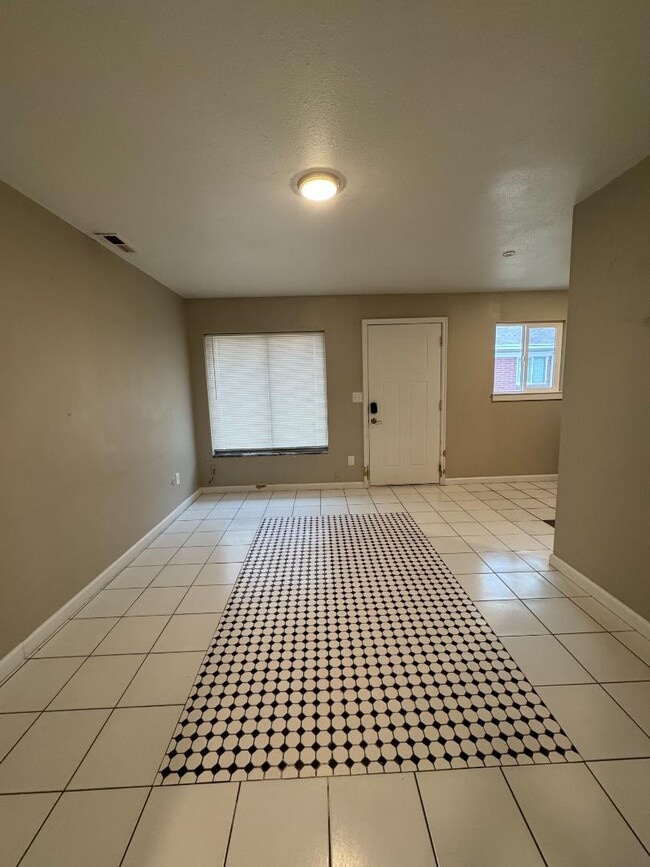 Building Photo - 343 E Lambourne Ave
