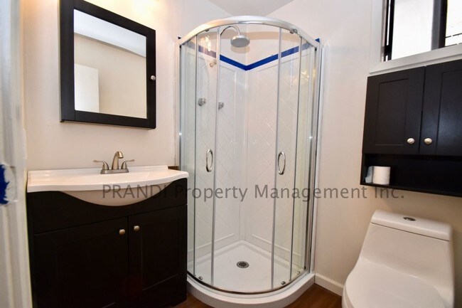 Building Photo - Available Now  Charming Junior 1 Bedroom