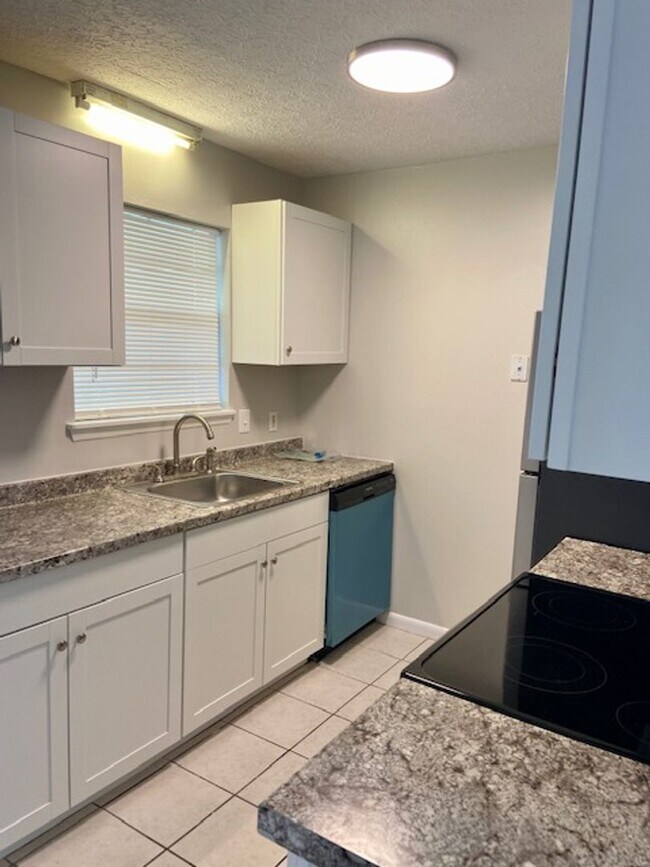 Building Photo - Beautiful 2 Bedroom 1.5 Bath Townhome