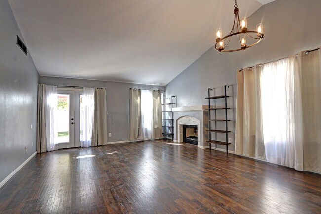 Foto del edificio - 1521 Desert Ridge Ave