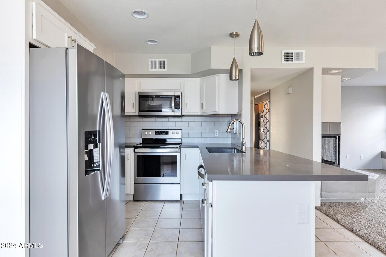 Primary Photo - 14849 N Kings Way