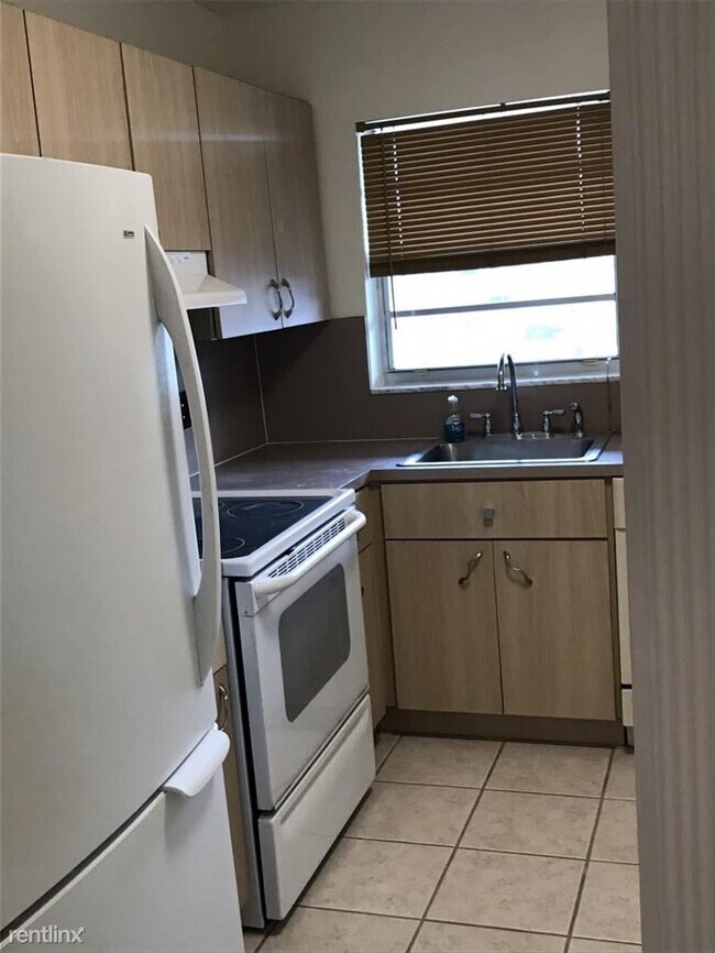 Building Photo - 1 br, 1 bath Apartment - 2040 N University Dr