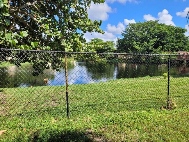 Foto del edificio - 4455 Treehouse Ln