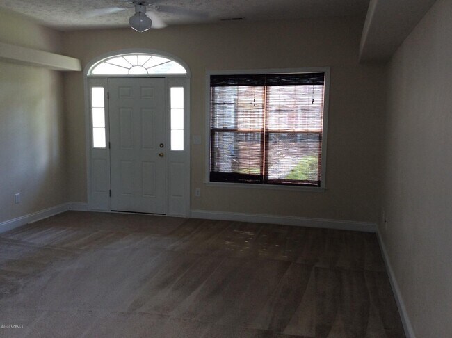 Building Photo - 500 Sea Knight Ln