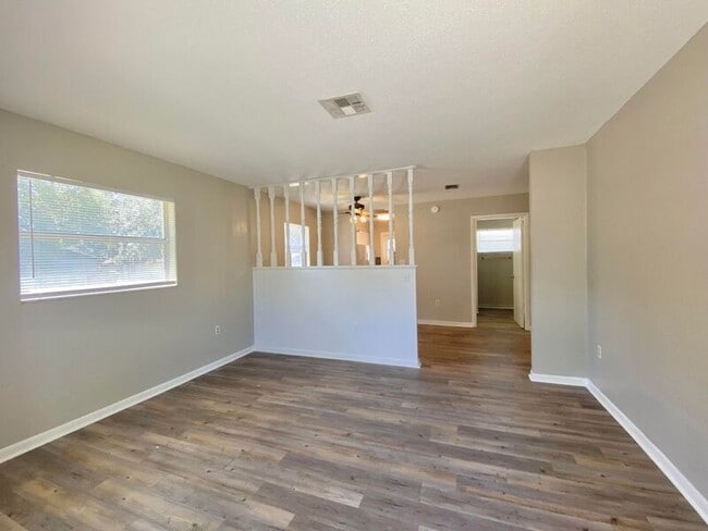 Building Photo - 833 Castle Way
