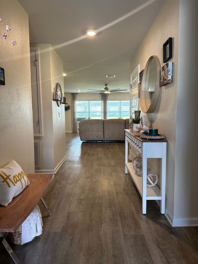 Building Photo - Luxurious 4-Bedroom Home with Modern Ameni...