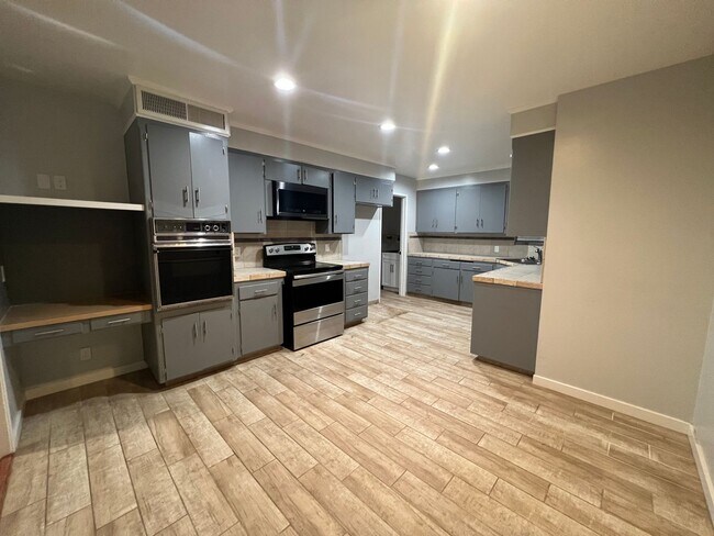 Foto del edificio - Charming 3/4 bedroom, 2 bathroom home loca...