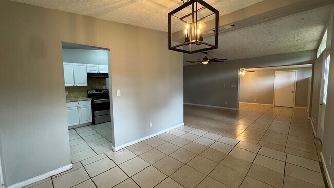 Foto del edificio - Spacious 5/2 for rent in Normandy Village ...