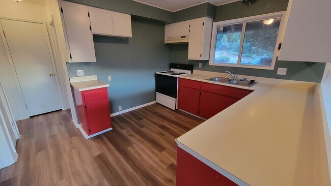 Building Photo - 2028 Linden Dr