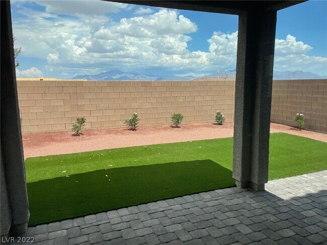 Foto del edificio - 10820 San Millan Ave