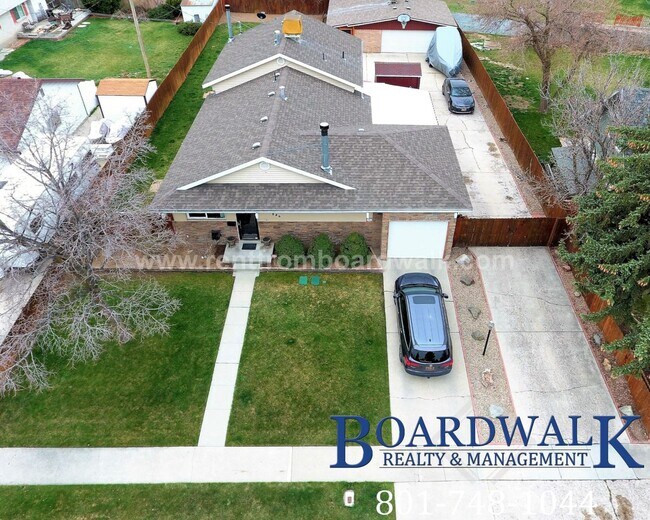 Building Photo - Beautiful 5 Bedroom home in perfect location!