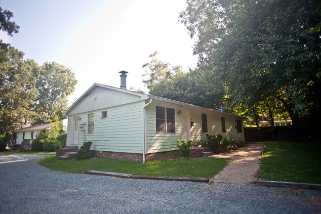 Building Photo - Live downtown in 2 bedroom duplex!