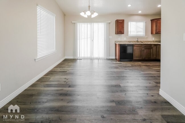 Building Photo - 2251 E Maple Dr