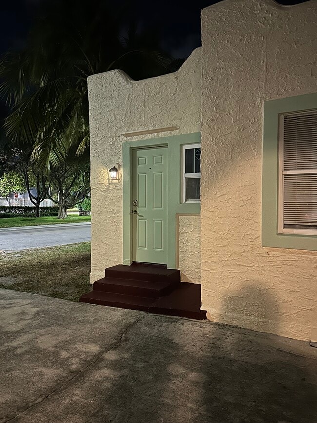 Back entrance from driveway - 5915 N Flagler Dr
