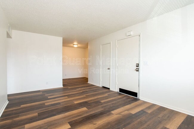 Building Photo - 1800 E 1st St N