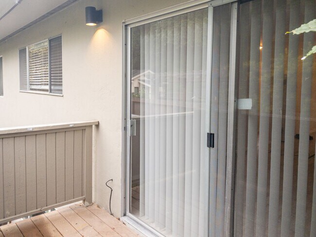 Foto del edificio - 2BD 1BA Renovated Unit! Parking! Storage! ...