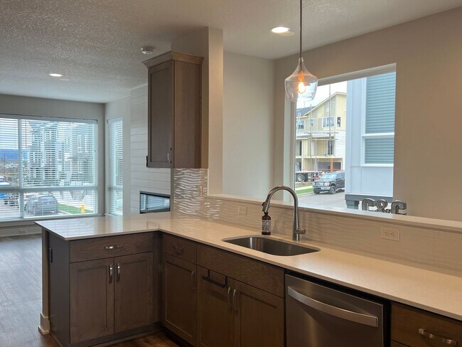 Foto del edificio - REMAINDER of August Rent FREE - PRISTINE T...