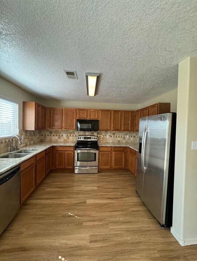 Building Photo - 4 bed 2.5 bath 2575 sq ft home. Stunning B...