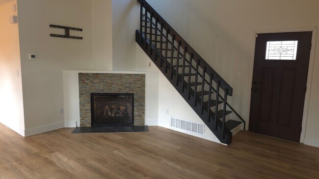 Foto del edificio - Tri-level home near Ft. Carson!!!