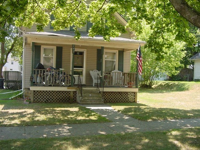 Building Photo - 743 Randolph St