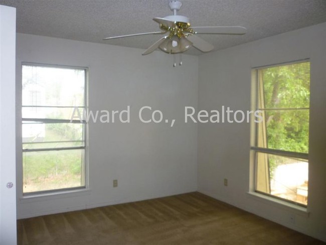 Building Photo - 2834 Sandage Ave