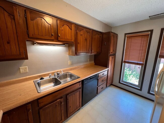 Building Photo - 2 Bed/1.5 Bath Townhome in Iowa City!