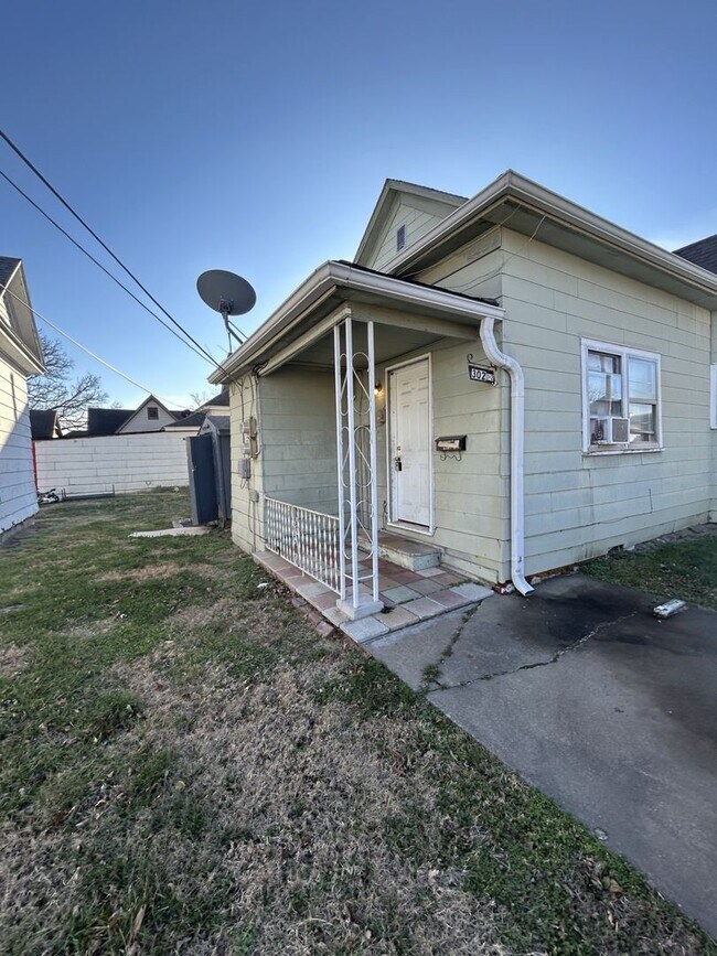 Building Photo - 302 E 7th St