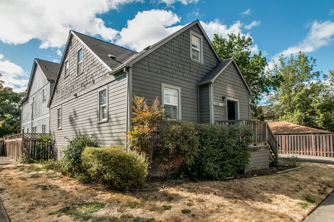 Building Photo - Large Studio Apartment in downtown Eugene-...