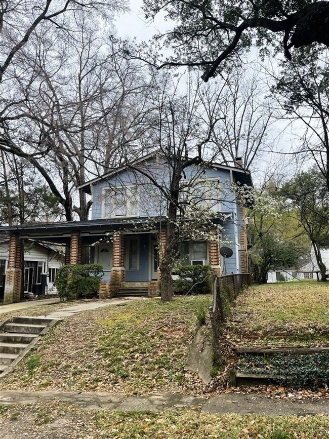 Building Photo - 2 br 1 bath duplex unit for lease | Shreve...