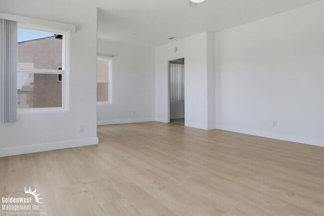 Building Photo - Stylish 4Bdm 2Ba Main House in Tri-Plex!